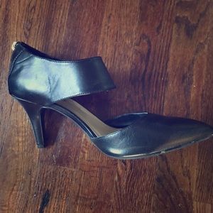 Black Ellen Tracy Pumps